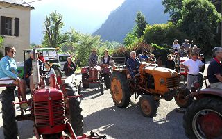 Y22_004822_Deambulation tracteurs anciens halte aux Angelas Fete du Plan d'Eau 30 07 2022 (4).jpg